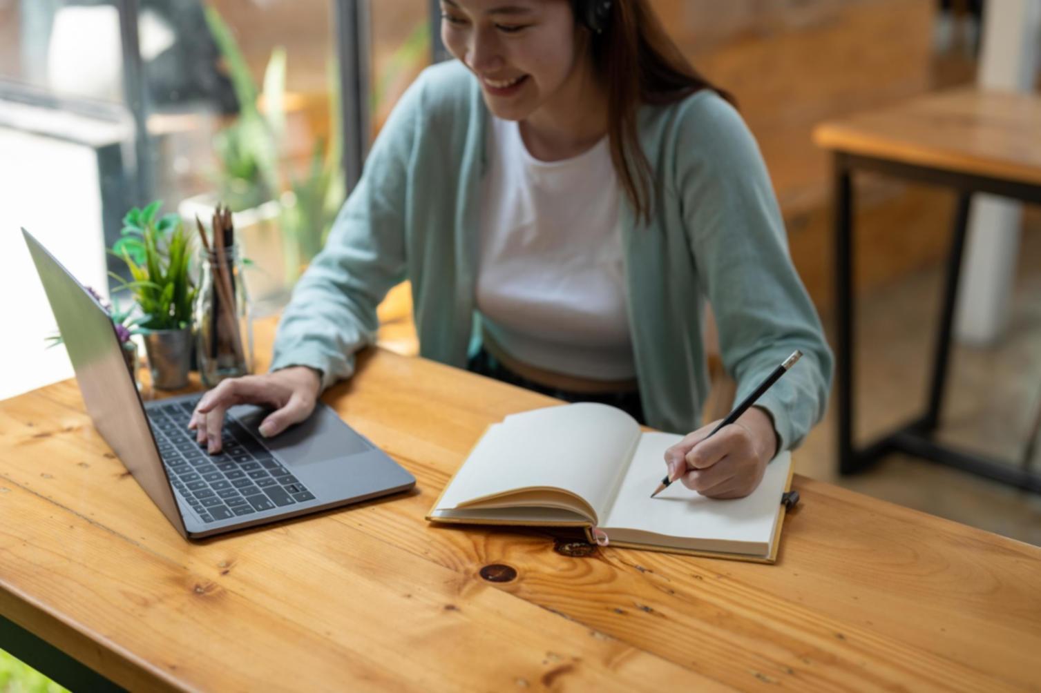 Студенты во время практических занятий по анализу продуктов